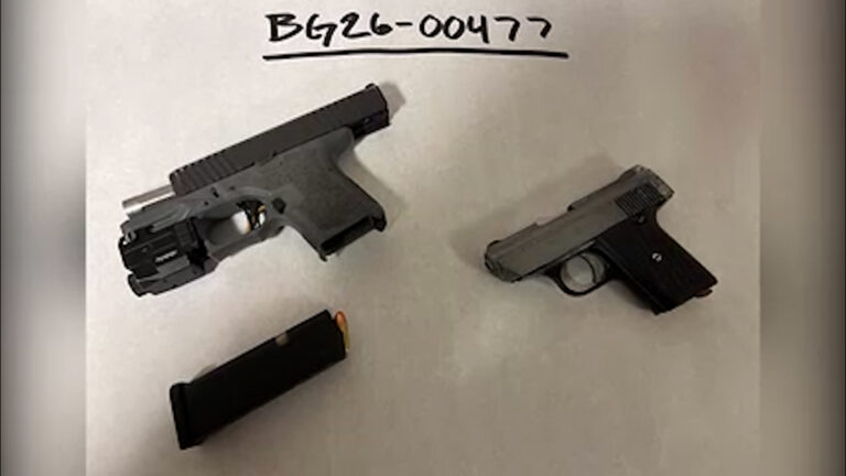 Detienen a hombre con pistola fantasma y arma con número de serie borrado