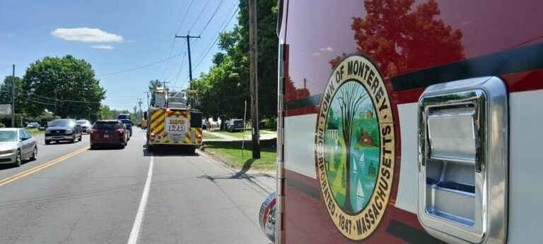Bomberos combaten incendio en complejo residencial de High Meadow