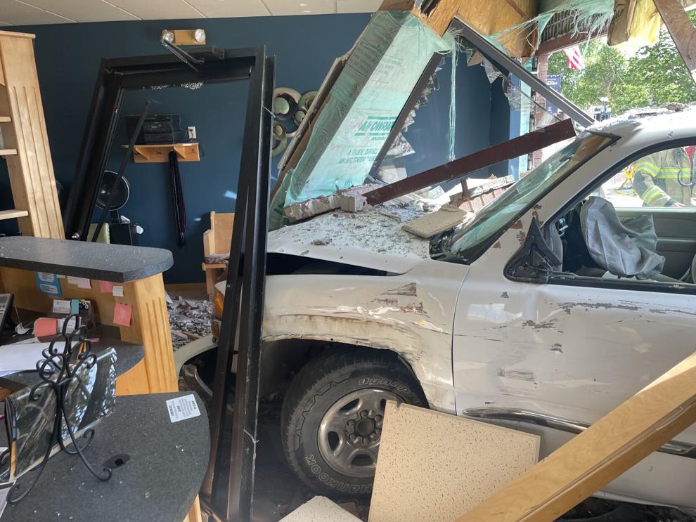 Conductor Arrestado por DUI Tras Estrellarse Contra Barbería en Kansas