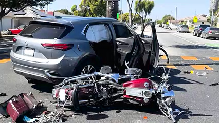 Salinas: investigan accidente entre motocicleta y automóvil; dos personas en estado crítico