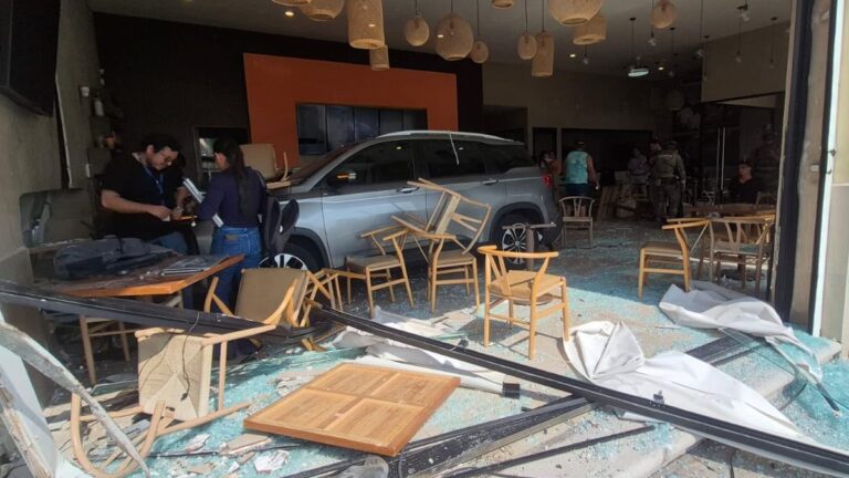 Impactante Accidente en Veracruz: Conductor Choca en Plaza Comercial Dejando Heridos