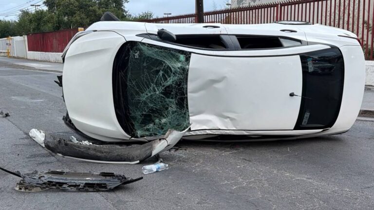 Accidente en San Nicolás: Conductor de aplicación vuelca tras presunto sueño