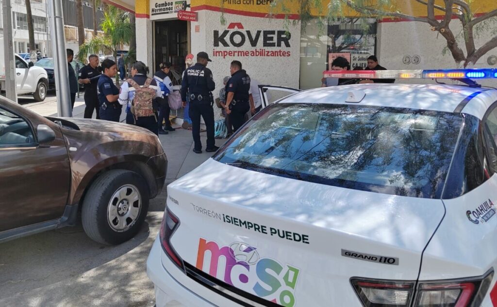 Impactante Accidente en Torreón: Mujer Atropella a Adulto Mayor y Comerciantes Actúan con Rapidez