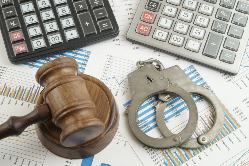 Dos mujeres aceptan cargos por desfalco millonario a empresa agrícola en California