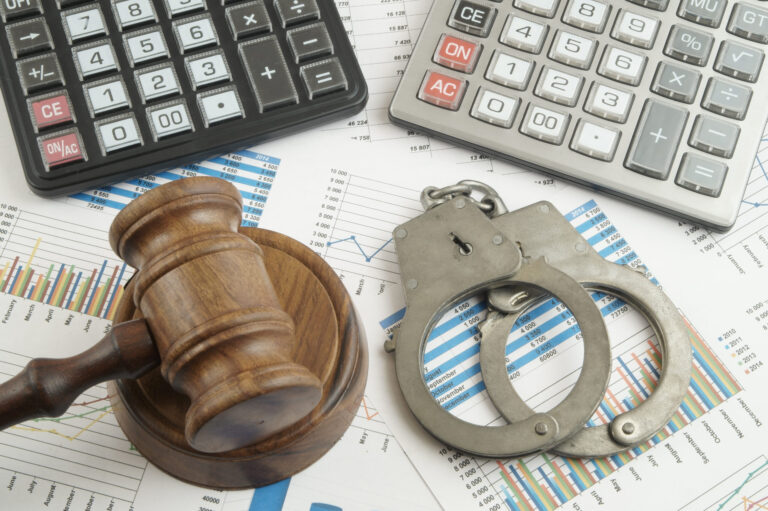 Dos mujeres aceptan cargos por desfalco millonario a empresa agrícola en California