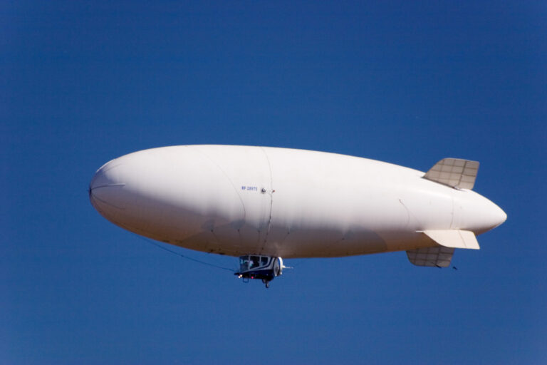 Dirigible vinculado al cofundador de Google sorprende en los cielos de la Costa Central de California