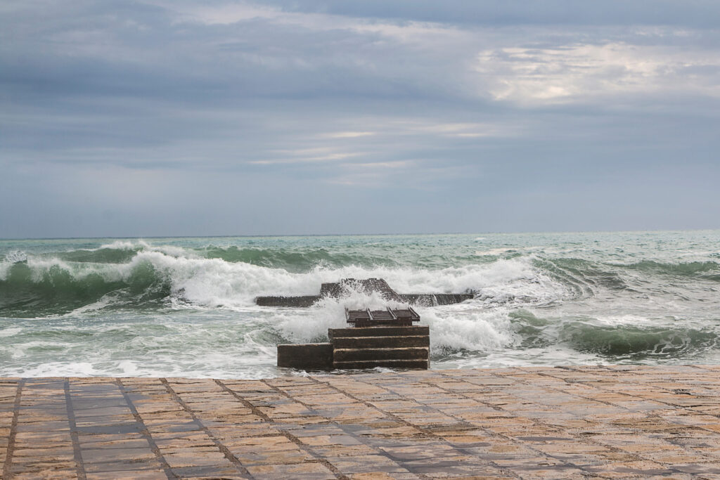 Fuertes oleajes mantienen en alerta a salvavidas y autoridades en playas de Santa Cruz
