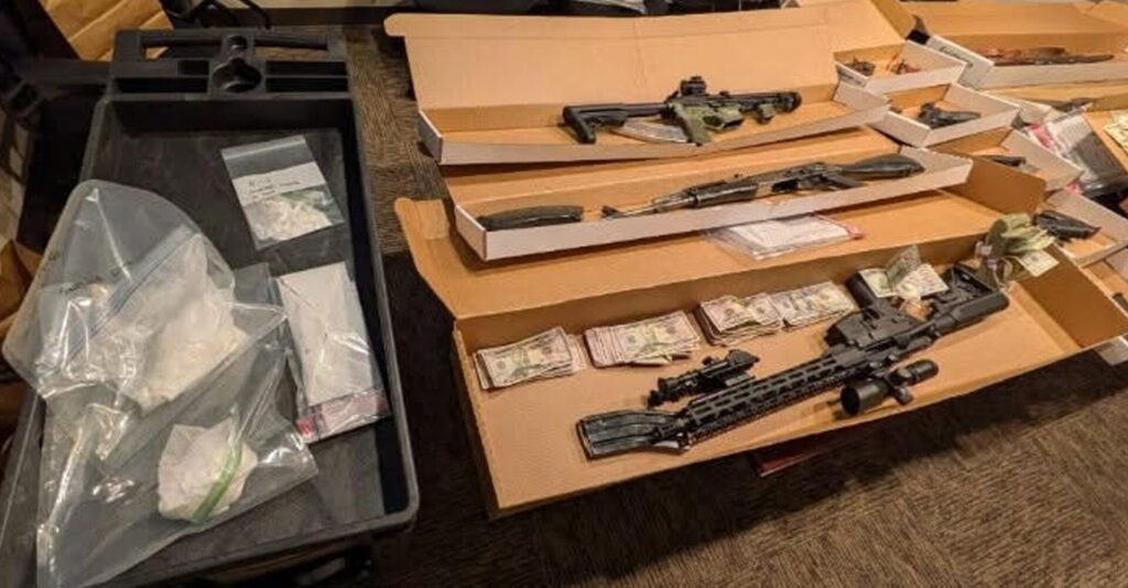 Narcotráfico en Farmington: tres personas acusadas tras incautación de armas, drogas y efectivo