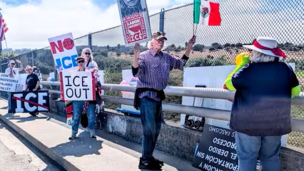 Manifestantes protestan contra políticas migratorias en más de 30 puentes de la Costa Central