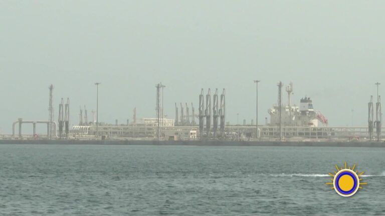 Precio del petróleo sube a su nivel más alto en dos semanas y presiona el costo de la gasolina