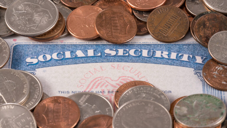 Legisladores impulsan plan para garantizar el futuro del Seguro Social en Estados Unidos