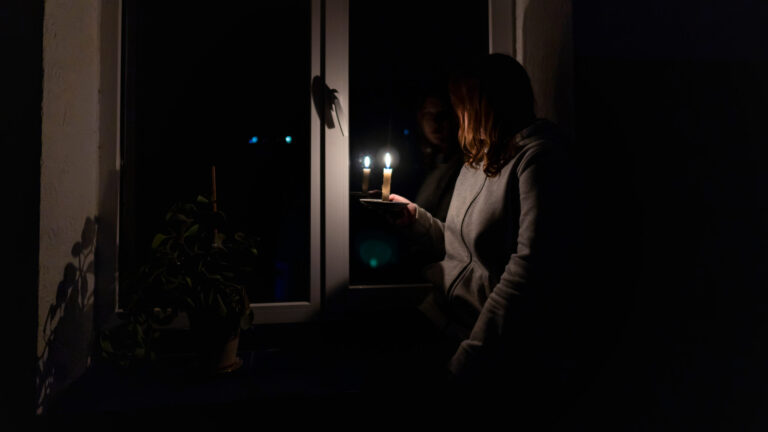 Casi mil clientes continúan sin electricidad por cortes preventivos en Monterey