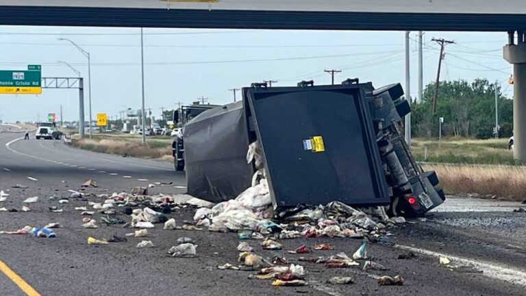 Investigan volcadura de camión en la I-69C de Edinburg que provoca cierres viales