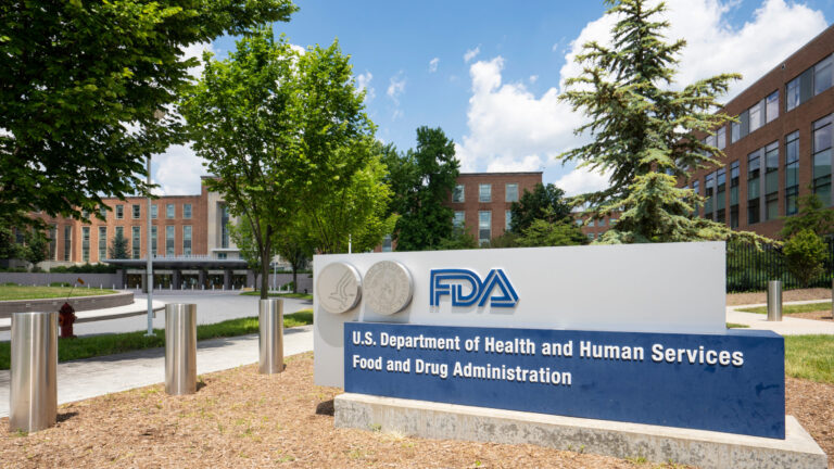 FDA corrige resultado sobre lechuga contaminada, pero mantiene retiro preventivo por brote de Cyclospora