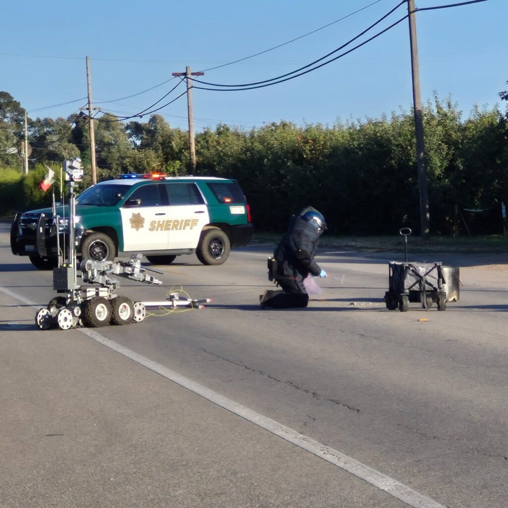 Hallan arma, presuntas drogas y un artefacto explosivo durante operativo en Santa Cruz