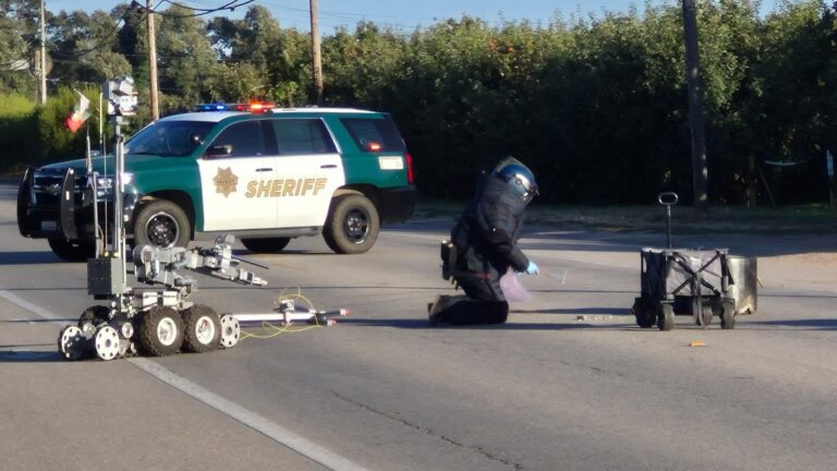 Hallan arma, presuntas drogas y un artefacto explosivo durante operativo en Santa Cruz