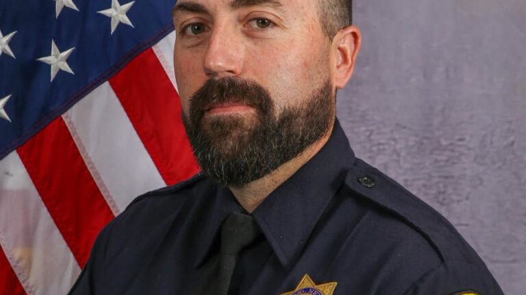 Reno rinde homenaje al oficial maestro Lance Tindell tras 18 años de servicio en la Policía
