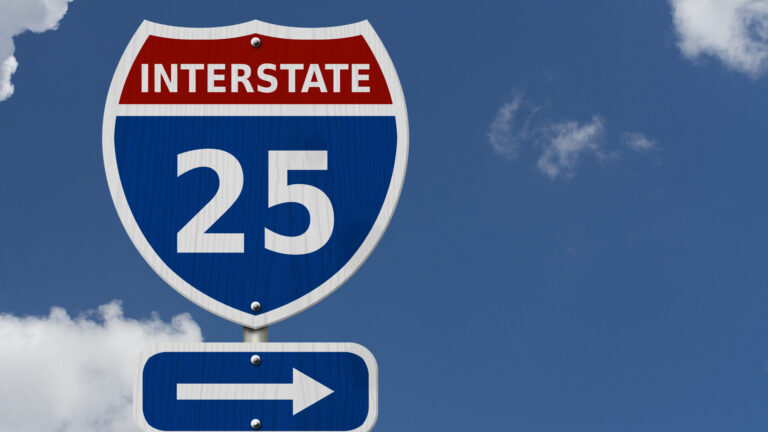 Peatón atropellado en la I-25 cerca de Loveland sufre heridas graves