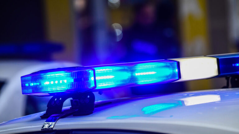 Madre es arrestada por presunto DUI con sus dos hijos pequeños dentro del vehículo en Salinas