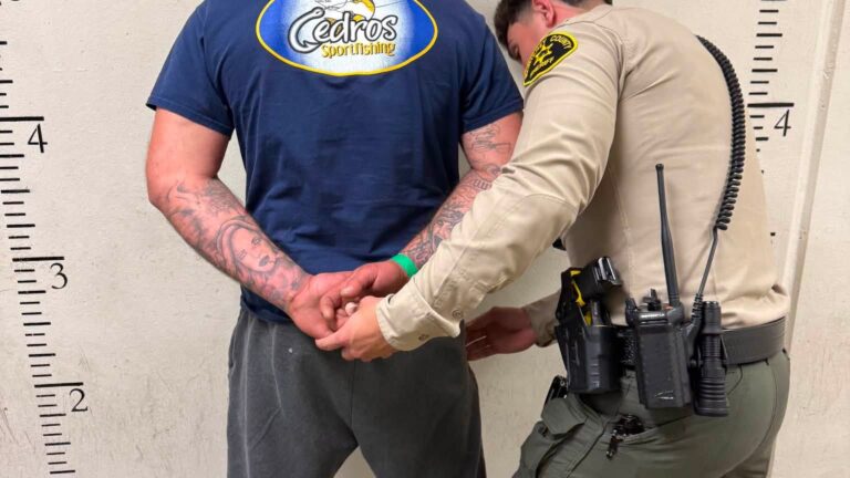 Arrestan en Prunedale a hombre con antecedentes penales; le aseguran un arma y presuntas drogas