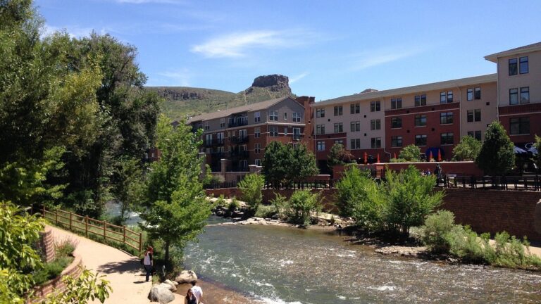 Ola de calor en Colorado lleva a cientos a refrescarse en Clear Creek, en Golden