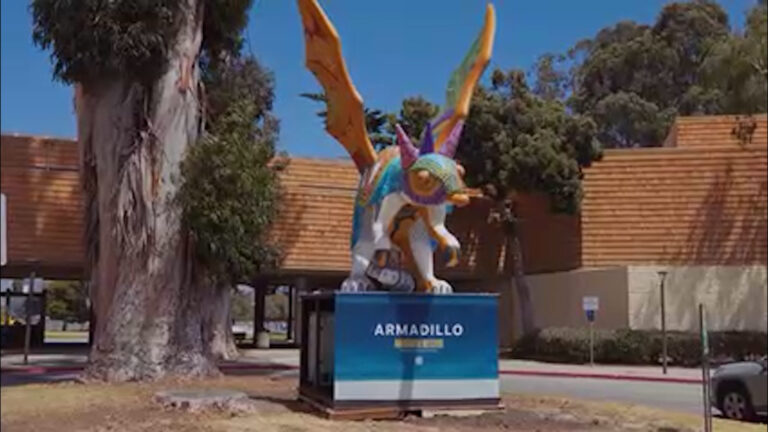 Alebrijes monumentales transforman las calles de Salinas con exhibición de arte público
