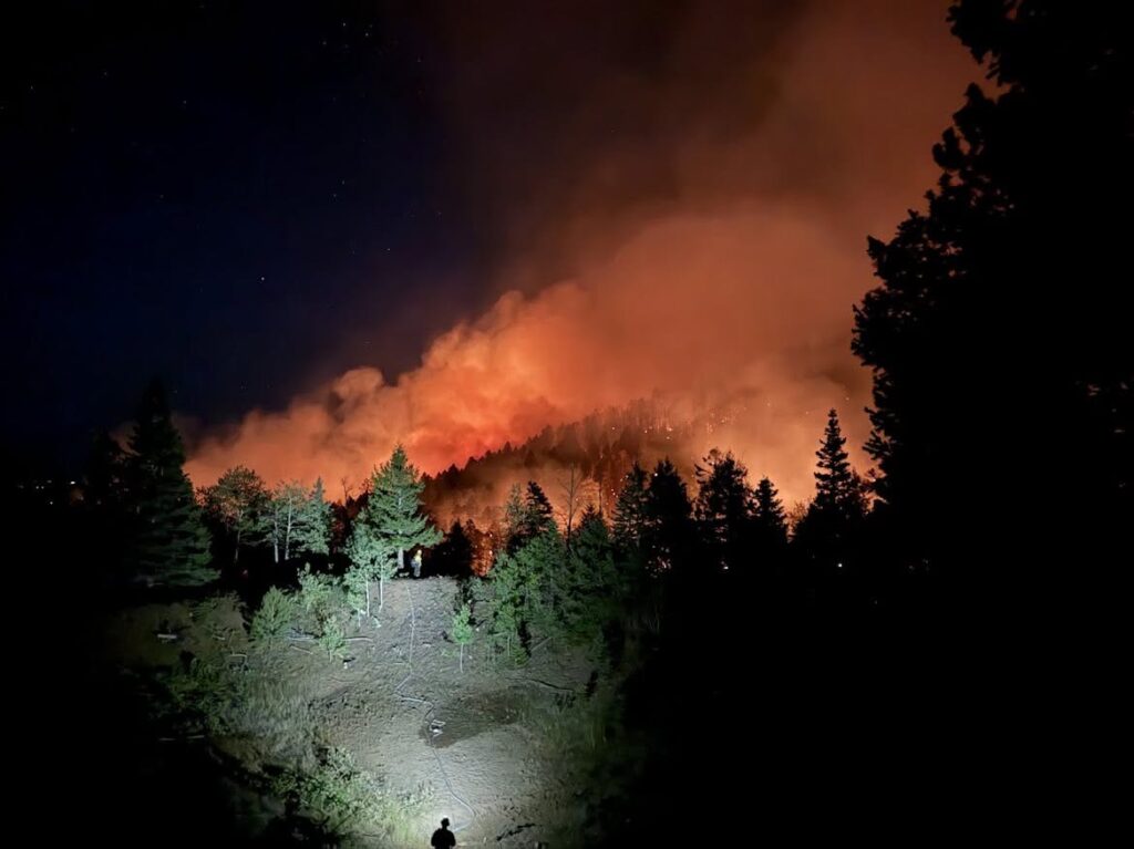 Incendios forestales en Colorado: Polis alerta sobre riesgo de inundaciones y deslaves