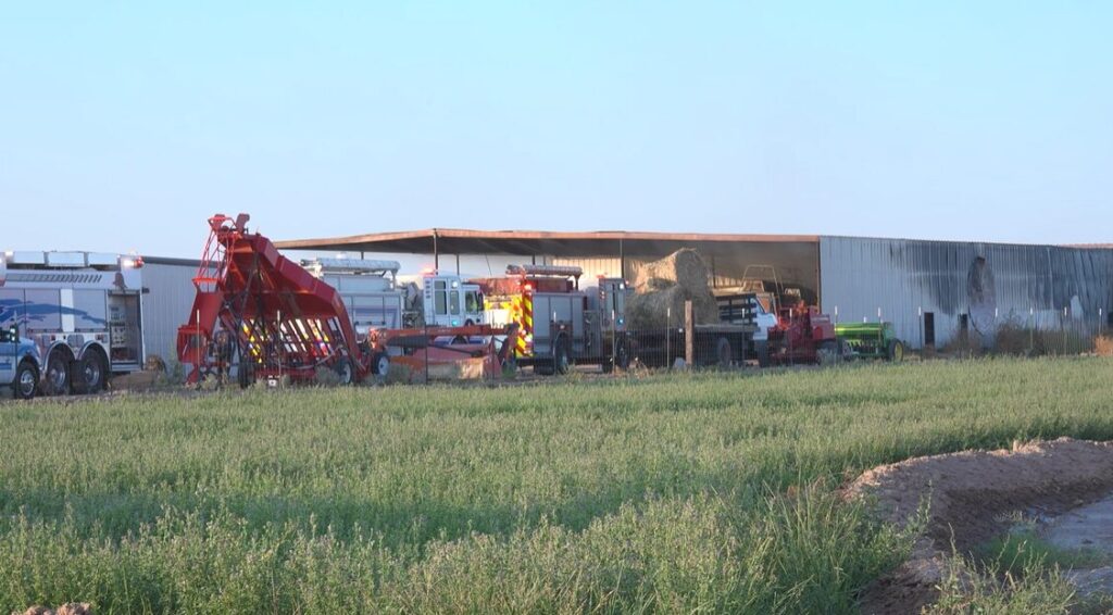 Incendio en San Elizario moviliza a varios cuerpos de bomberos en la granja Las Gemas