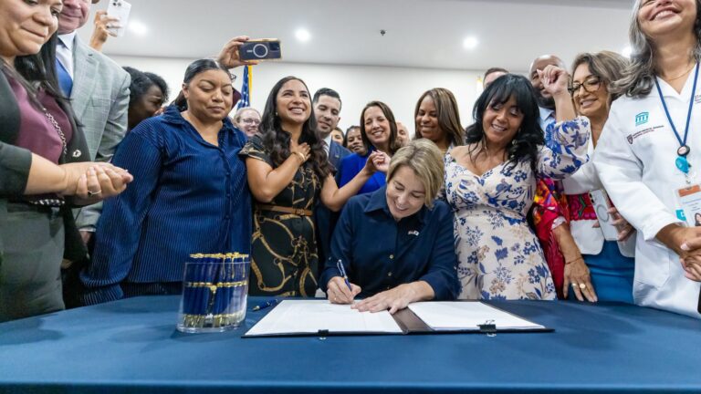 Massachusetts promulga nueva ley que amplía las protecciones para inmigrantes y limita la actuación de ICE