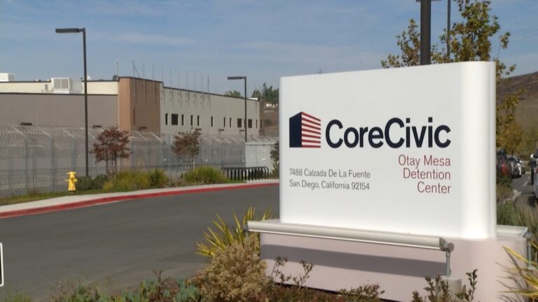 CoreCivic reporta fuertes ganancias impulsadas por contratos de detención migratoria