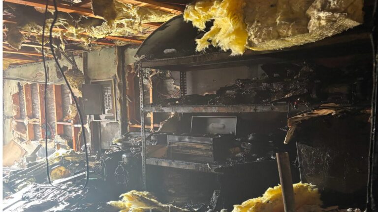 Incendio voraz destruye vivienda en Las Vegas dejando 5 desplazados en una respuesta de 10 minutos