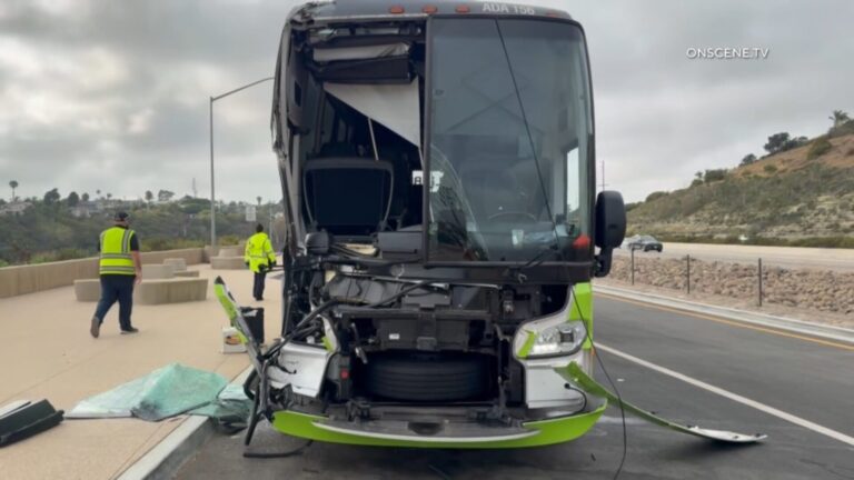 Doce heridos tras choque de autobús turístico contra un tráiler en La Jolla