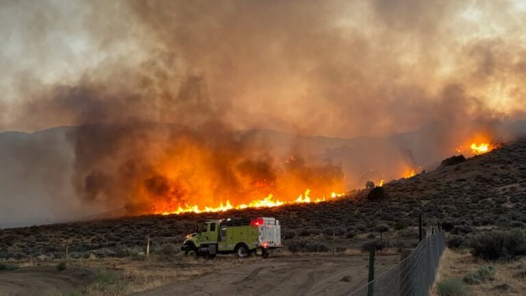 Devastadores incendios forestales destruyen más de 60,000 acres en Nevada