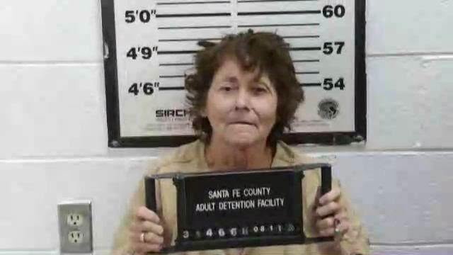 Arrestan a una mujer de 65 años tras peligrosa persecución en la Interestatal 25 en Santa Fe