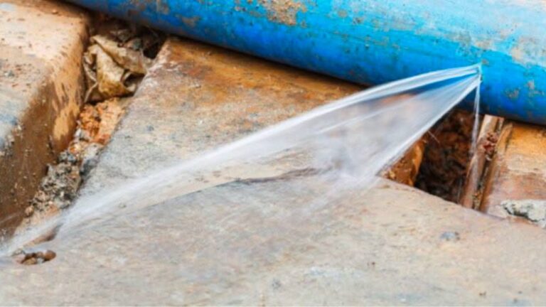 Reportan suspensión de servicio por fuga de agua en el este de Presidio