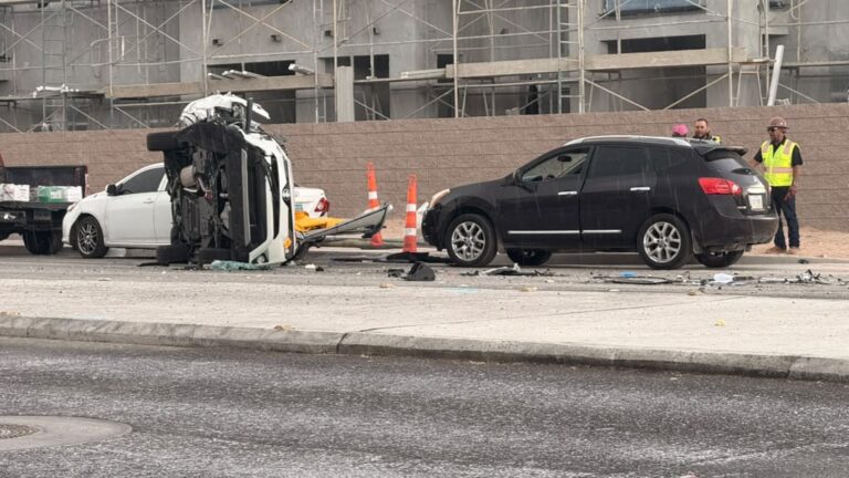 Choque en Las Vegas deja a dos personas hospitalizadas y provoca el cierre de vialidades tras un vuelco