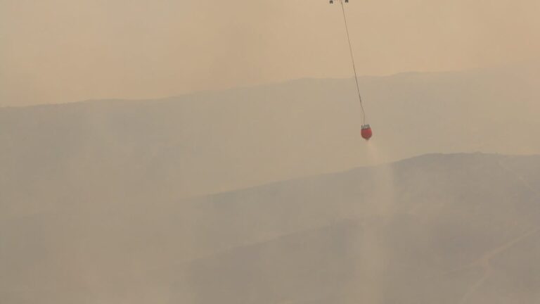 Incendios devastadores: el viento empuja el fuego de Nevada hacia California y fuerza nuevas evacuaciones