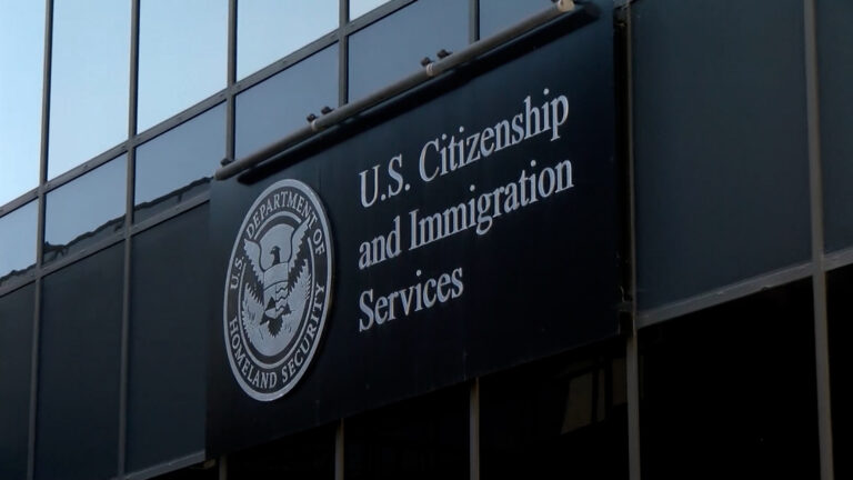 USCIS Exigirá Solicitudes Exclusivamente en Línea: Lo Que Debe Saber