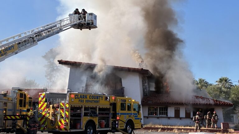 Incendio devastador consume residencia desocupada en Las Vegas