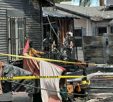 Emergencia por fuego: Voraz incendio de 2 alarmas destruye estructuras en Las Vegas