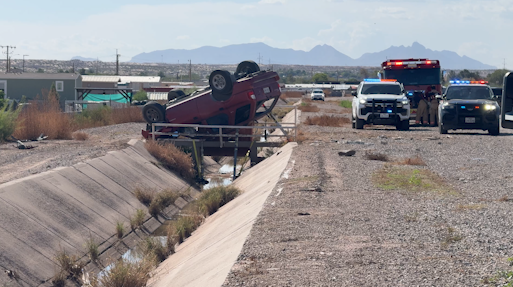 Se registra la volcadura de un vehículo en San Elizario, presuntamente cayó en un canal