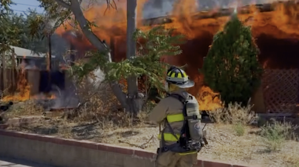 Incendio en vivienda de Albuquerque deja a un ocupante desplazado y mascotas desaparecidas