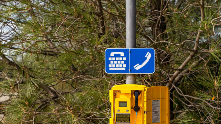 Teléfonos de emergencia en carreteras de California caen en desuso por el auge de los celulares