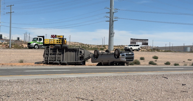 Camioneta con remolque cargado de arena vuelca en la I-10 cerca de Clint