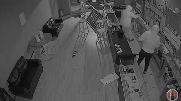 Buscan a dos sospechosos de robo en tienda de cigarros electrónicos en El Paso