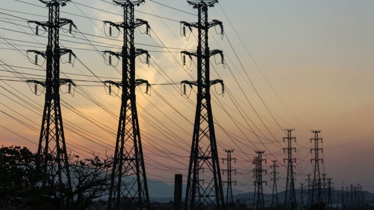 Apagón de emergencia afectó a 60,000 clientes de NV Energy por incendios forestales