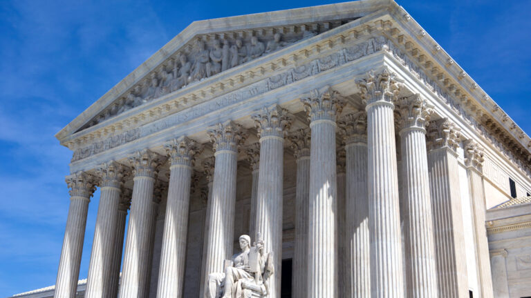 Suprema Corte permite avanzar orden de Trump sobre voto por correo