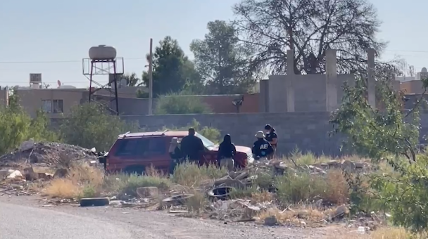 Hallan cuerpo envuelto en una cobija dentro de camioneta abandonada en Ciudad Juárez