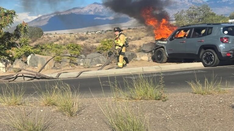 Un civil rescata a un conductor de un vehículo en llamas tras colisión en Albuquerque