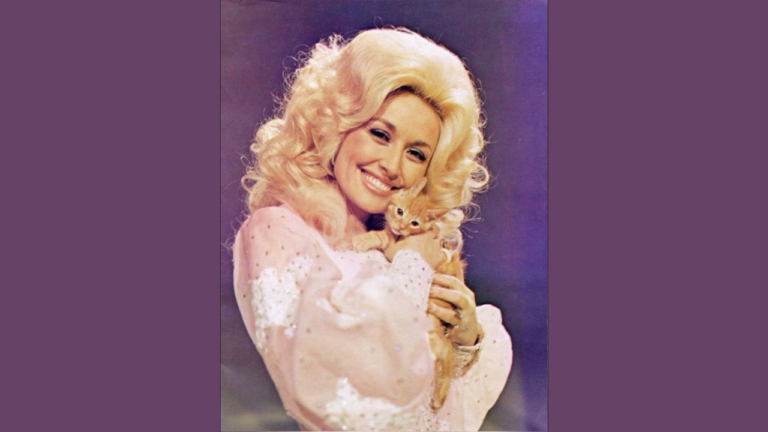 Quién fue Dolly Parton, reina de la música country y heroína humanitaria